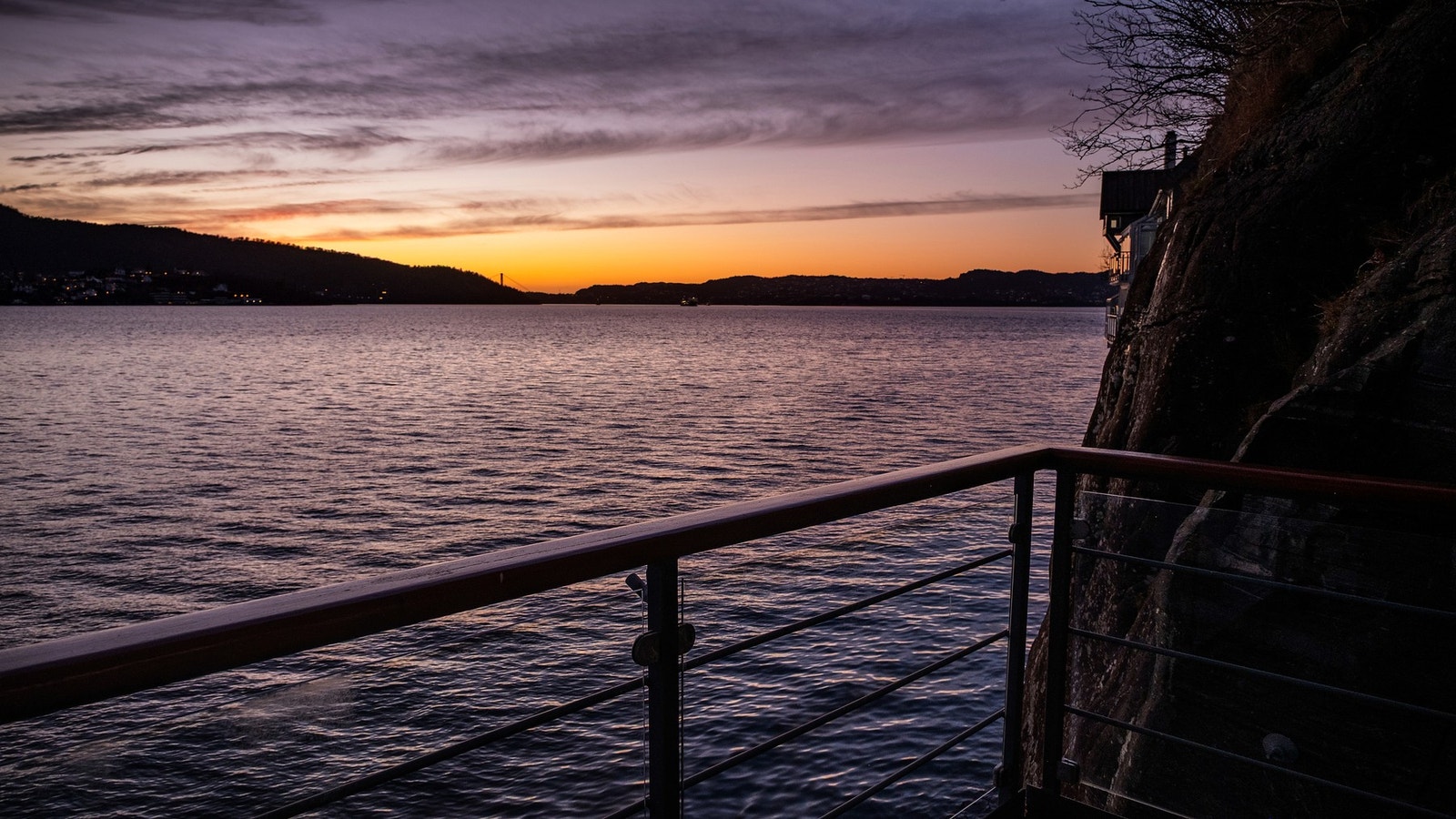 - Her bor du tilbaketrukket og fredelig, med en fantastisk utsikt over fjorden og innseilingen til Berge - Galleribilde