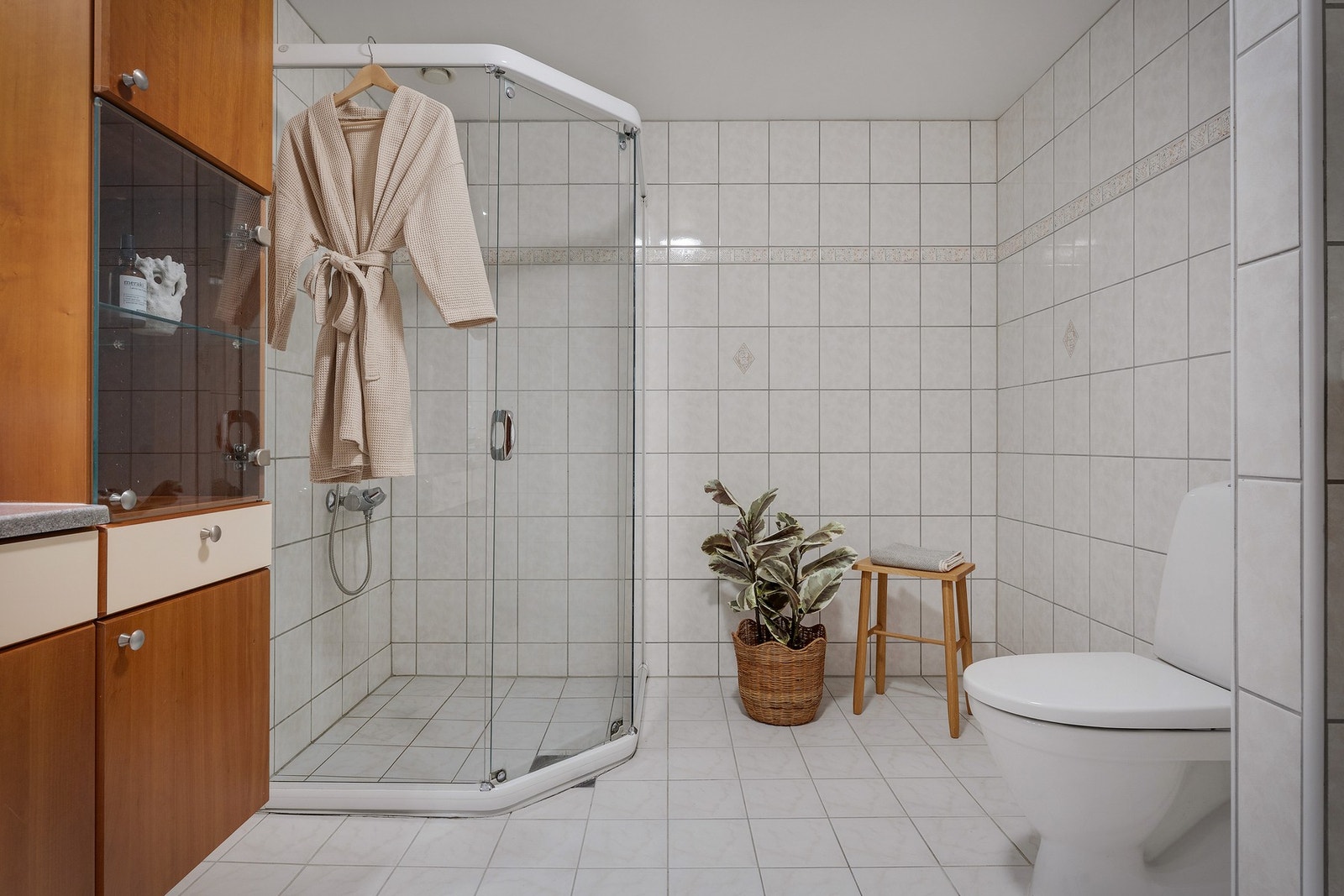 - Badet er romslig og fungerer i dag som bad/vaskerom med gulvvarme, dusjhjørne, servant med møblement og opplegg for vaskemaskin - Galleribilde