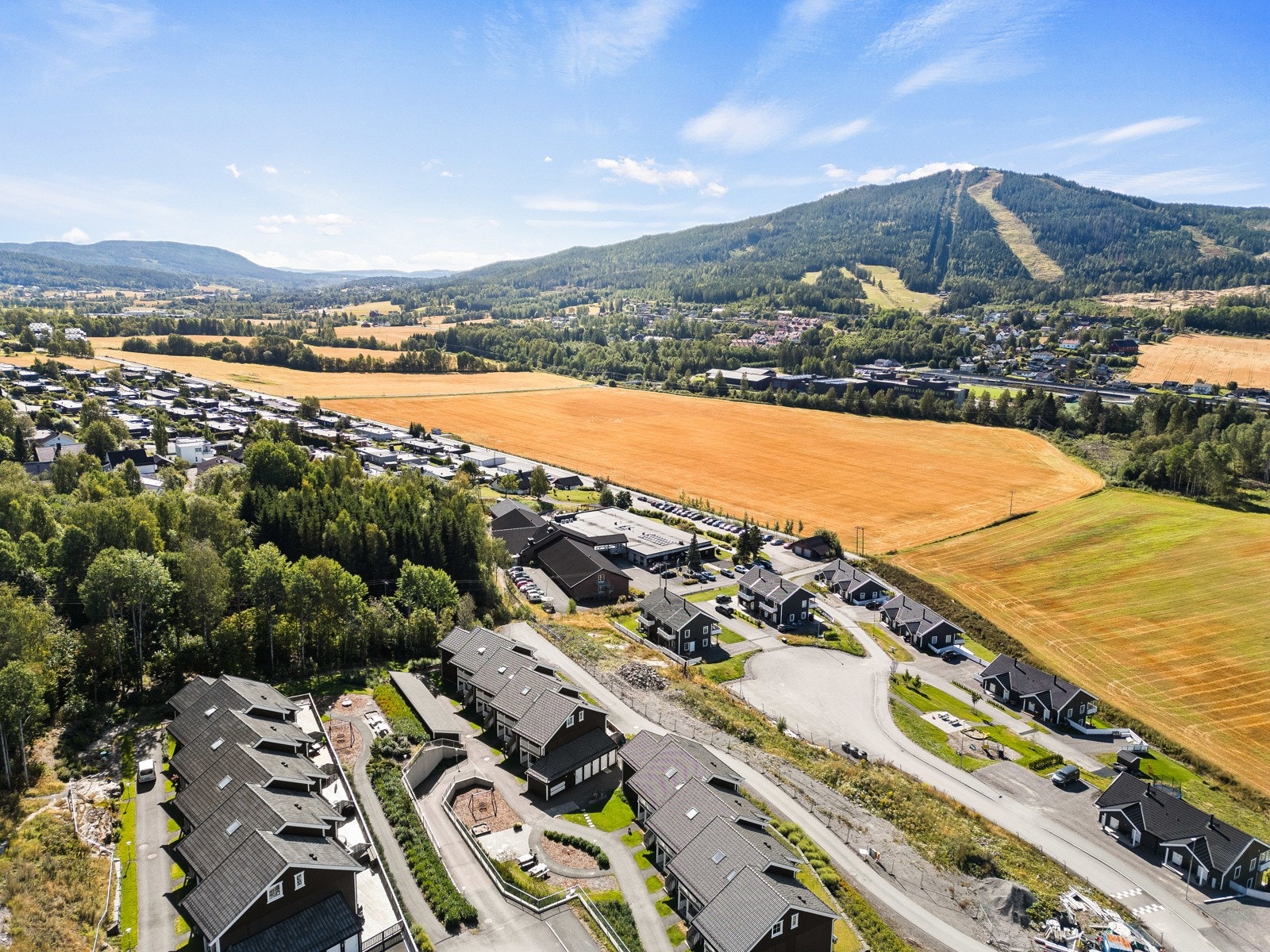 Fra boligen er det gangavstand til Elvetangen barneskole, som sto ferdig høsten 2021. For elever i ungdomstrinnene er det også gangavstand til Hakadal ungdomsskole. Galleribilde