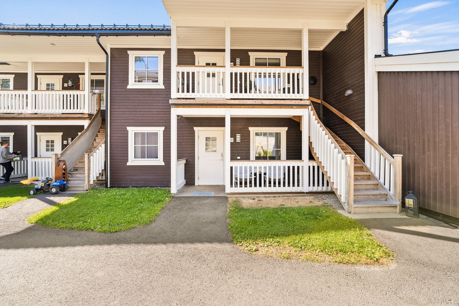 Inngang med terrasse på ca. 8 kvm. Galleribilde