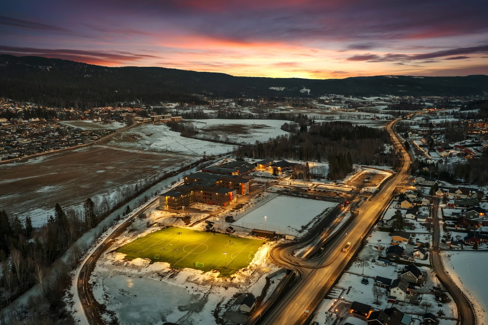 Her er også Elvetangen idrettsanlegg, skatepark, gym/treningsrom og svømmehall som åpnet våren 2022. Galleribilde