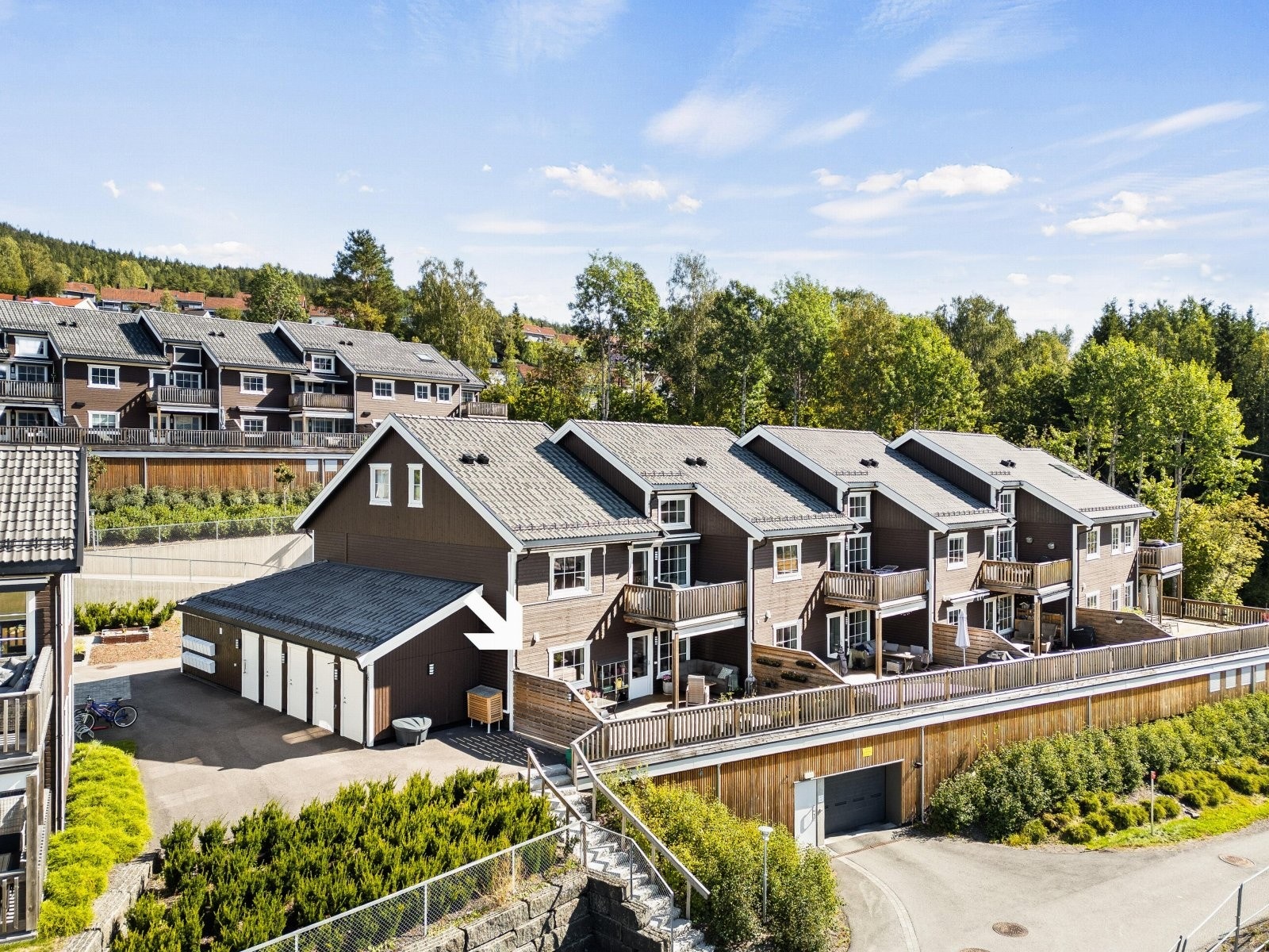 Nedre Hellerudhaugen 146 har en solrik veranda på ca. 40 kvm. Her er det fin plass til utemøblement. Galleribilde