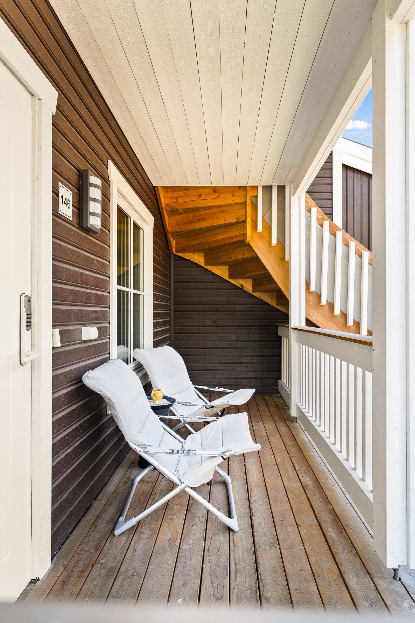 Terrasseplatting i trekonstruksjon i tilknytning til inngangspartiet, ca. 8 kvm. Galleribilde