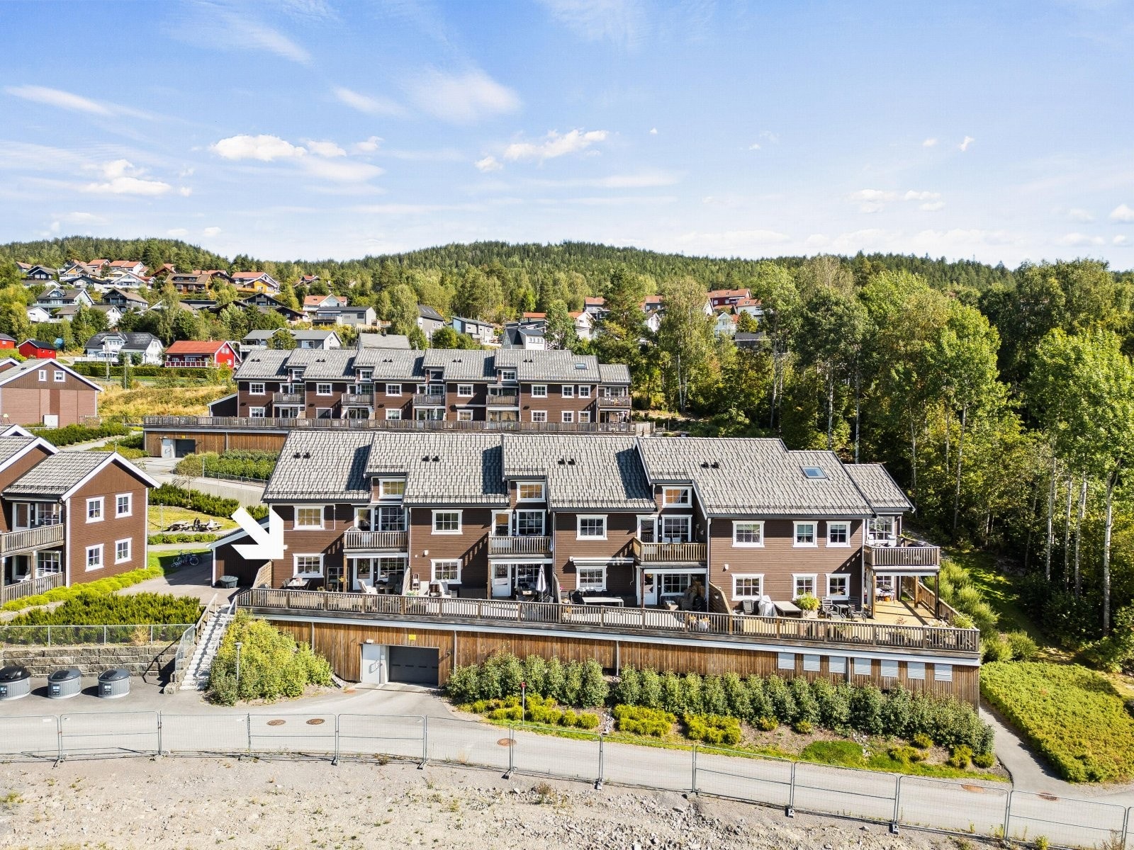 Boligen ligger i landlige og barnevennlige omgivelser på solsiden av Hakadal. Galleribilde