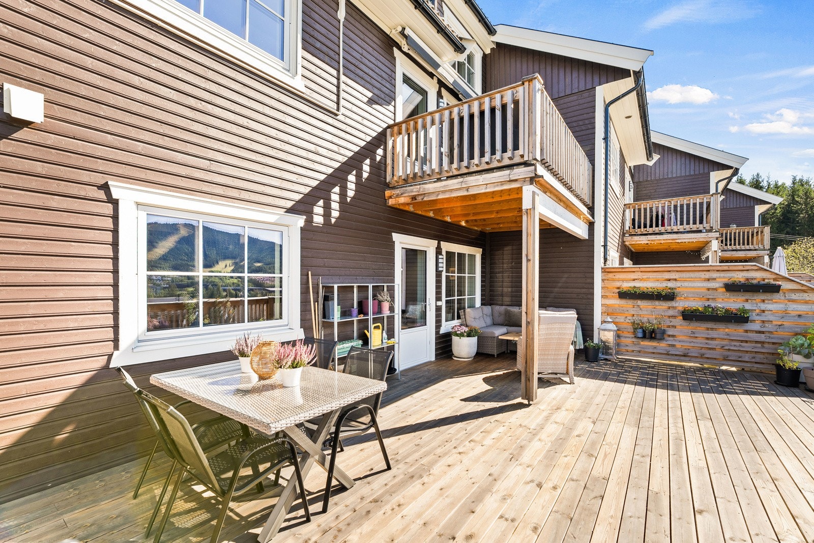 Fra stue/kjøkken er det utgang til en sørvestvendt veranda på ca. 40 kvm. Her det meget gode solforhold Galleribilde