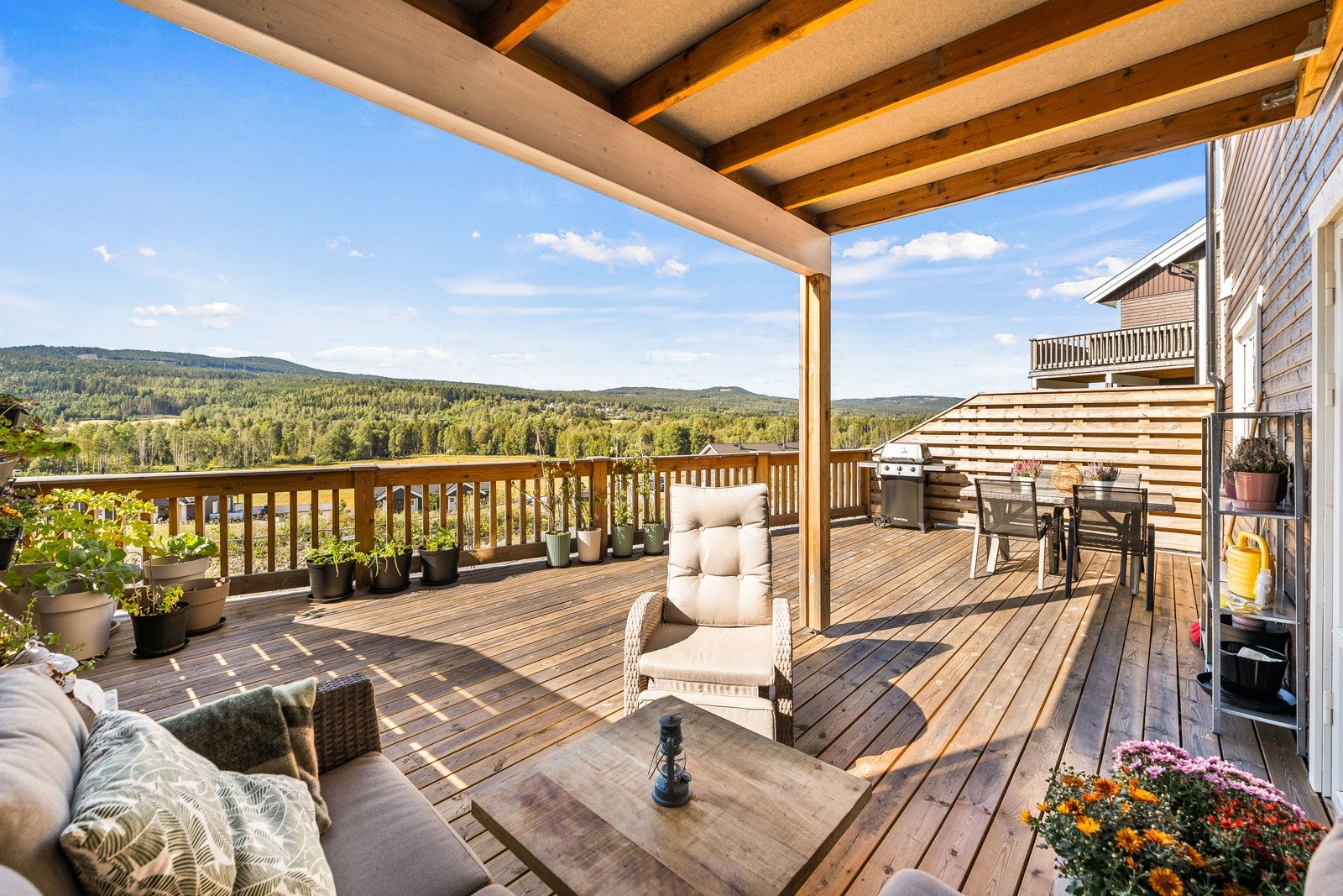 Leiligheten har bl.a. solrik veranda på ca. 40 kvm. Garasje med lader. Galleribilde