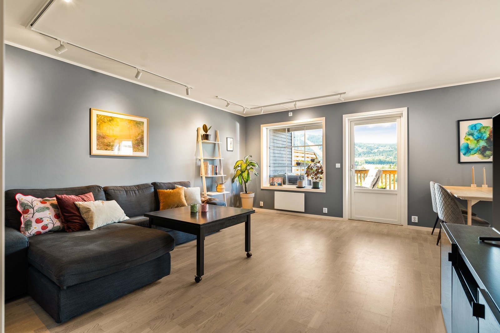 Fra stuen er det utgang til veranda på ca. 40 kvm. Stuen og kjøkkenet danner et romslig og åpent oppholdsrom, med klare avdelte soner og gode lysforhold Galleribilde