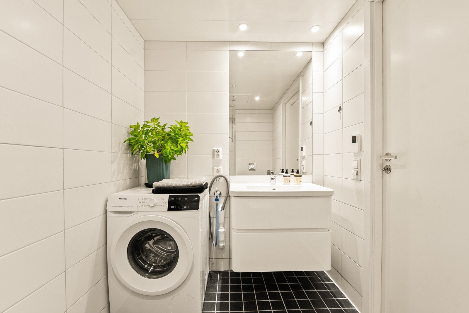 Baderomsinnredning bestående av benkeskap med glatte fronter i høyglans. Varmtvannsbereder på ca. 200 liter er montert i teknisk rom. Galleribilde