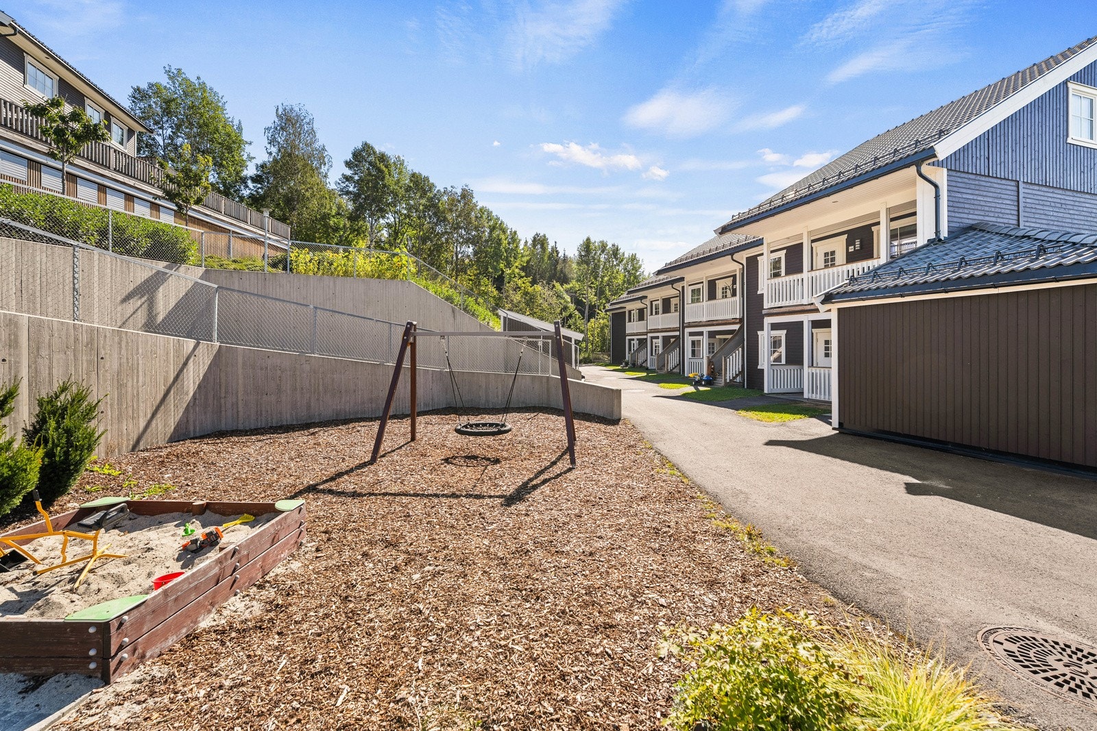 Utenfor boligen har sameiet store uteareal som er pent opparbeidet med gressplener, busker, flere frukttrær, lekeplass og sittegruppe. Galleribilde