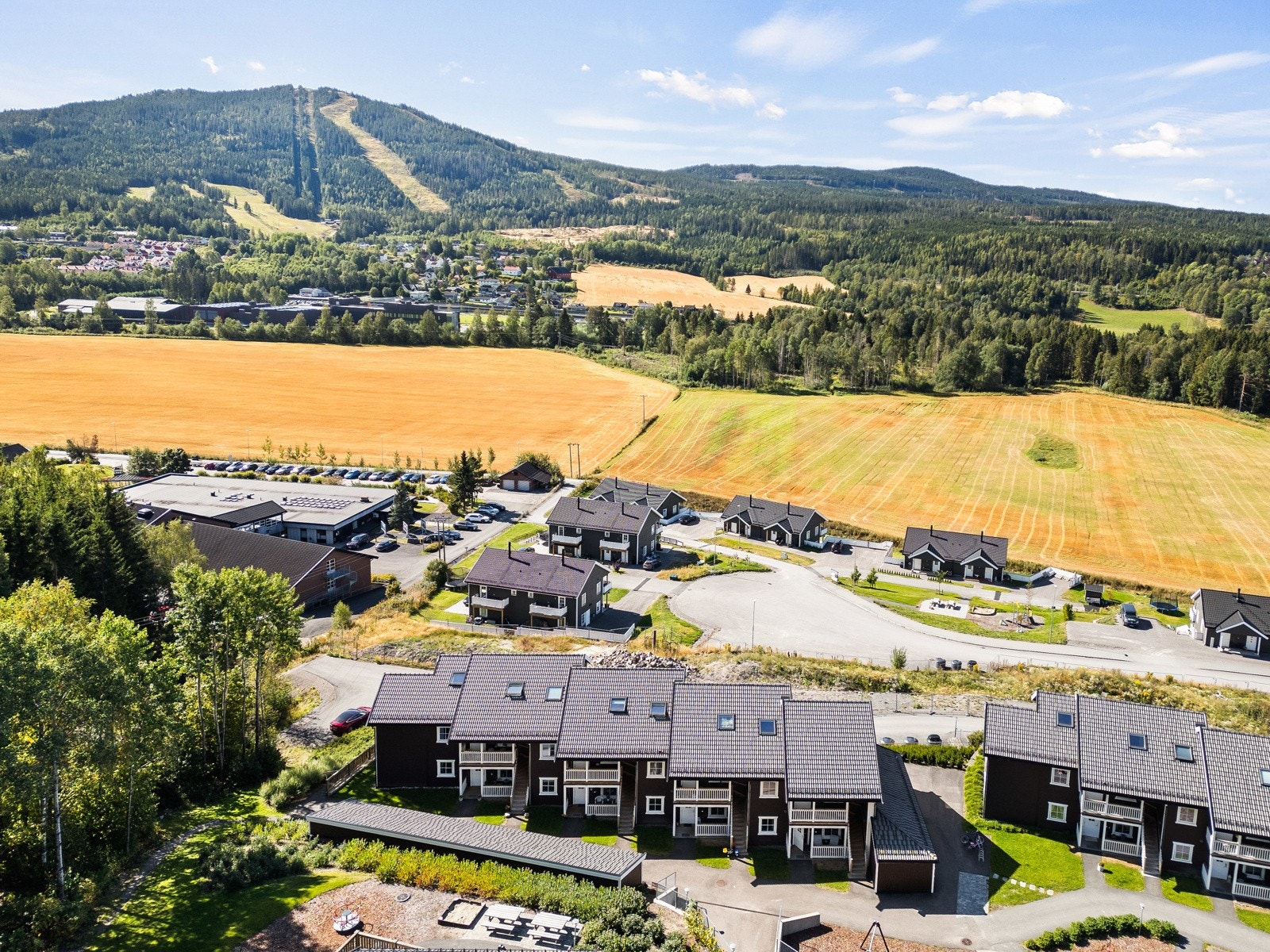 Fra boligen er det kort vei til Varingskollen alpinsenter. Anlegget byr på en av Norges beste terrengparker med utfordringer tilpasset alt fra småbarn og nybegynnere til landslagsutøvere. Galleribilde