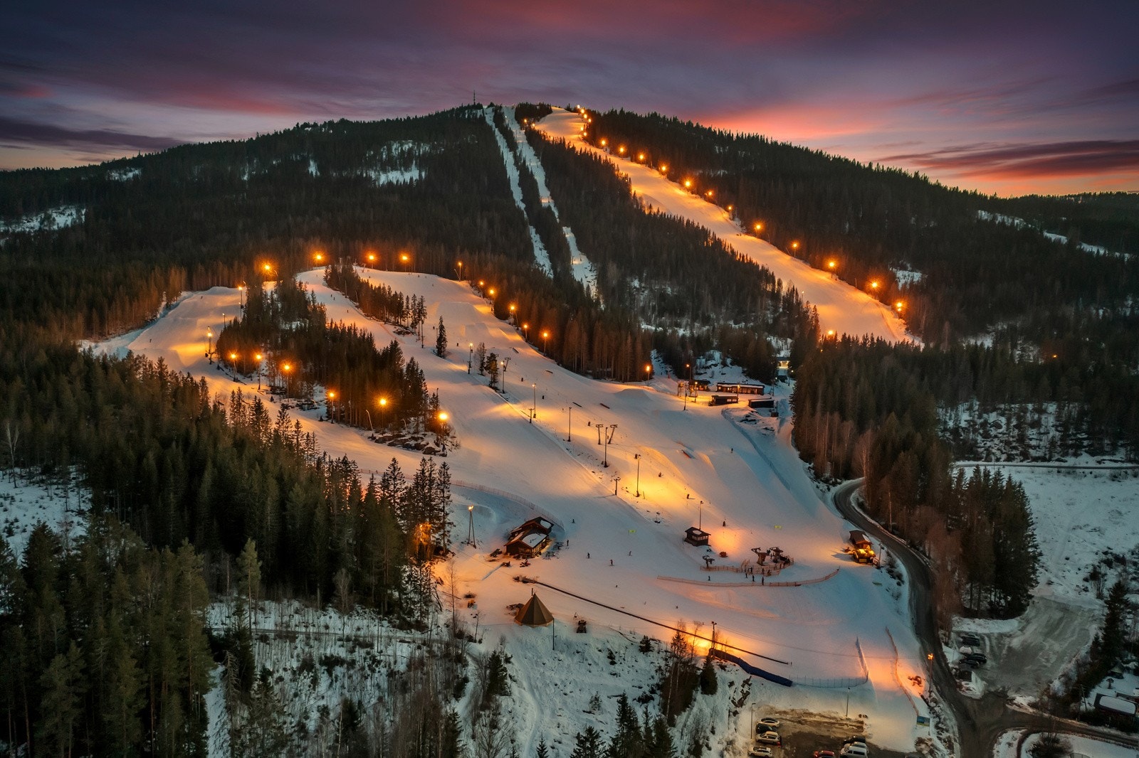 Varingskollen skisenter. Et av de største alpinsenterene du finner i Oslo-området. Det er varierte bakker for alle ferdighetsnivåer. Galleribilde
