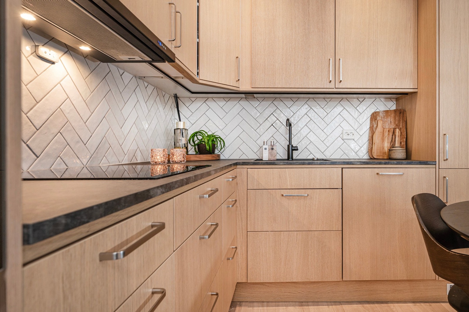 Kjøkken fra 2023 fra Epoq og har innredning med glatte fronter og benkeplate av laminat. Galleribilde