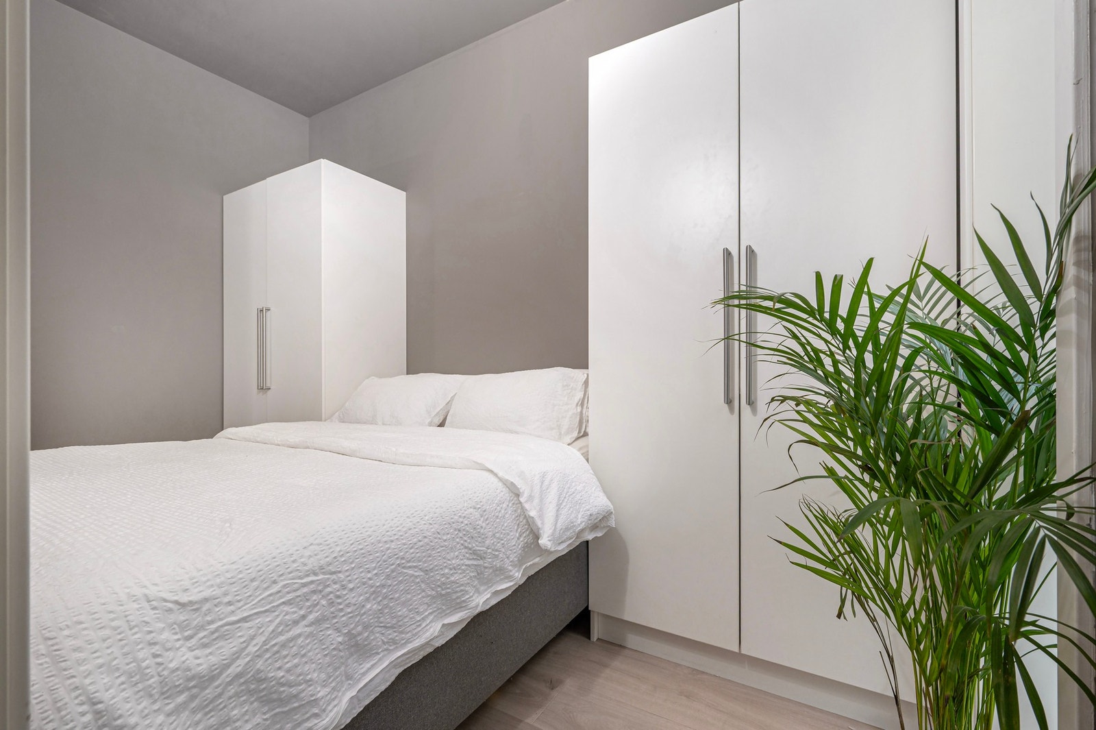 Romslig soverom med mye garderobeplass. Galleribilde