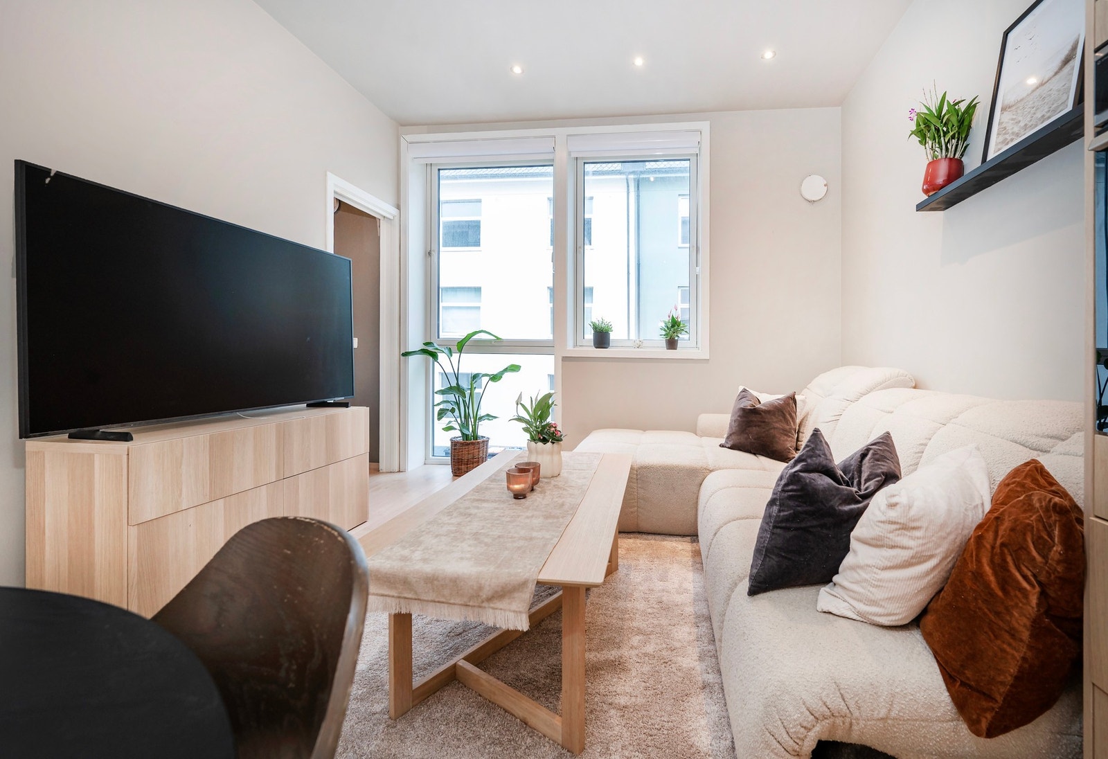 Store vindusflater slipper inn mye lys. Galleribilde