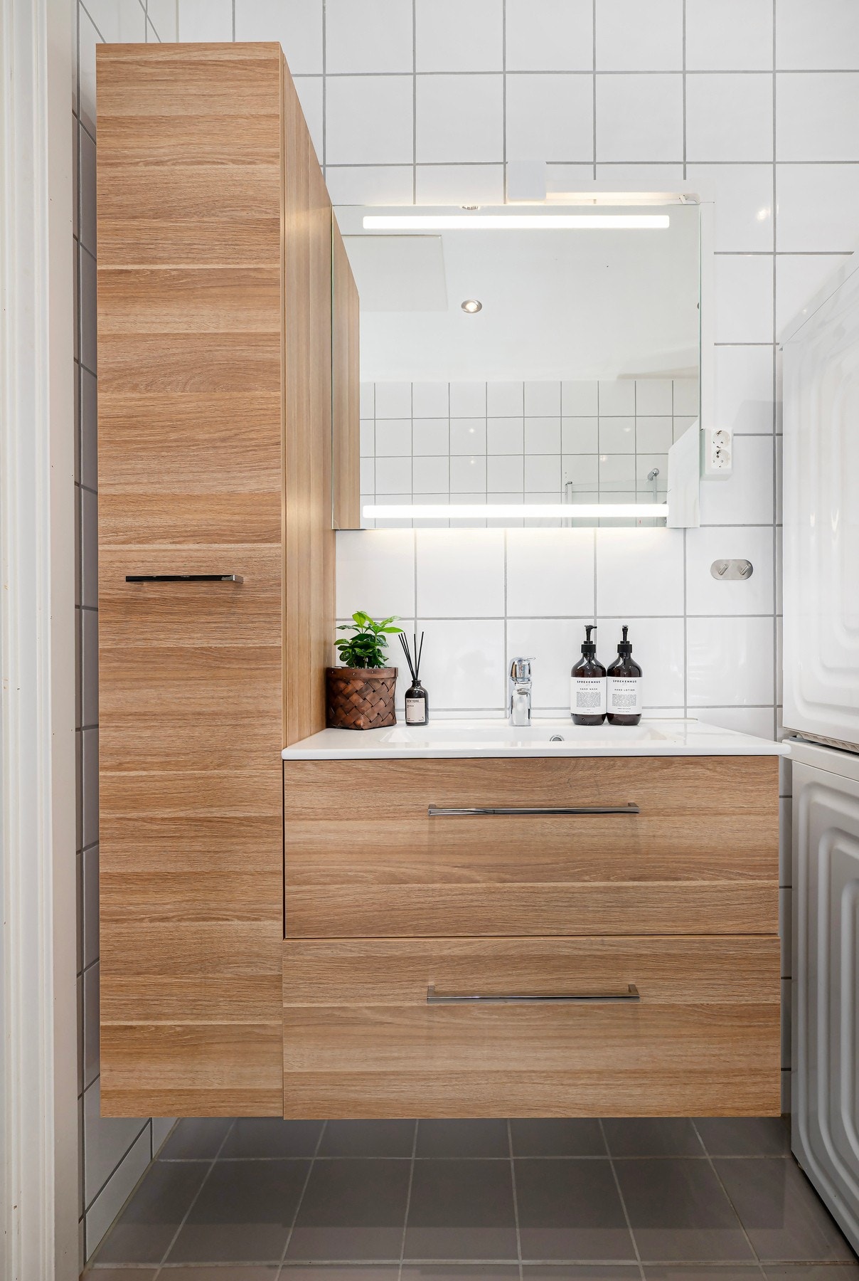 Godt med oppbevaringsplass i baderomsinnredning fra 2024. Galleribilde