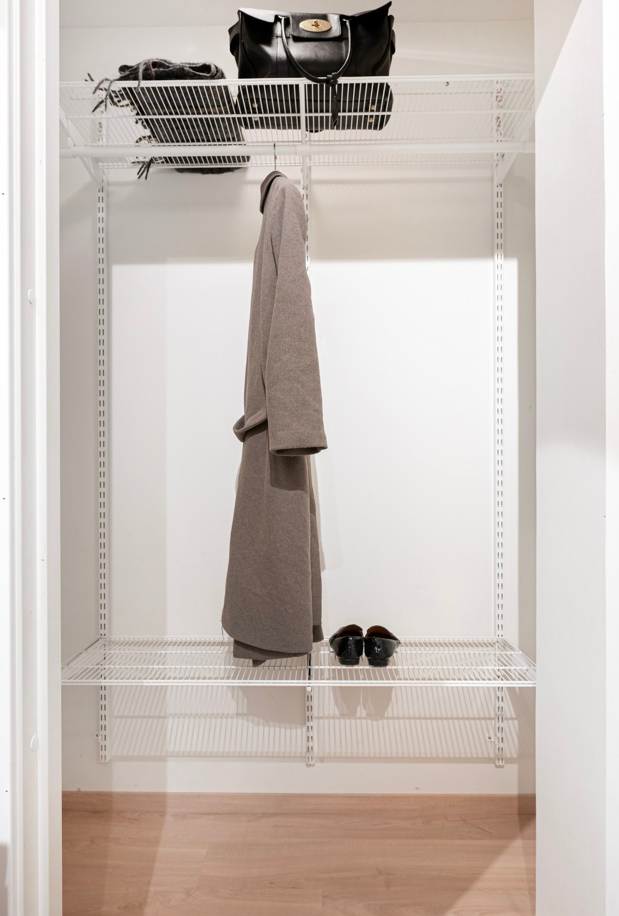 Plass til å henge fra seg tøy og sette fra seg sko. Galleribilde