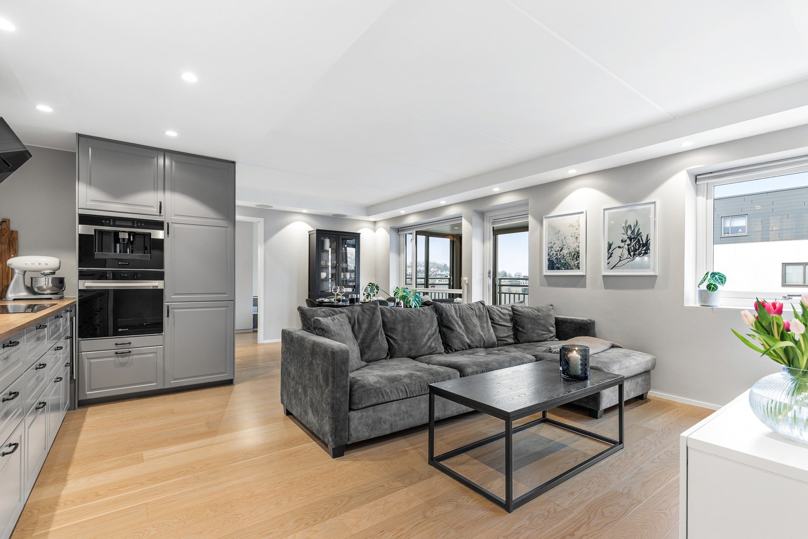 Velkommen til Jernbanegata 4 - En moderne og tiltalende 3-roms selveierseksjon med garasjeplass, innglasset balkong og nydelig elveutsikt Galleribilde