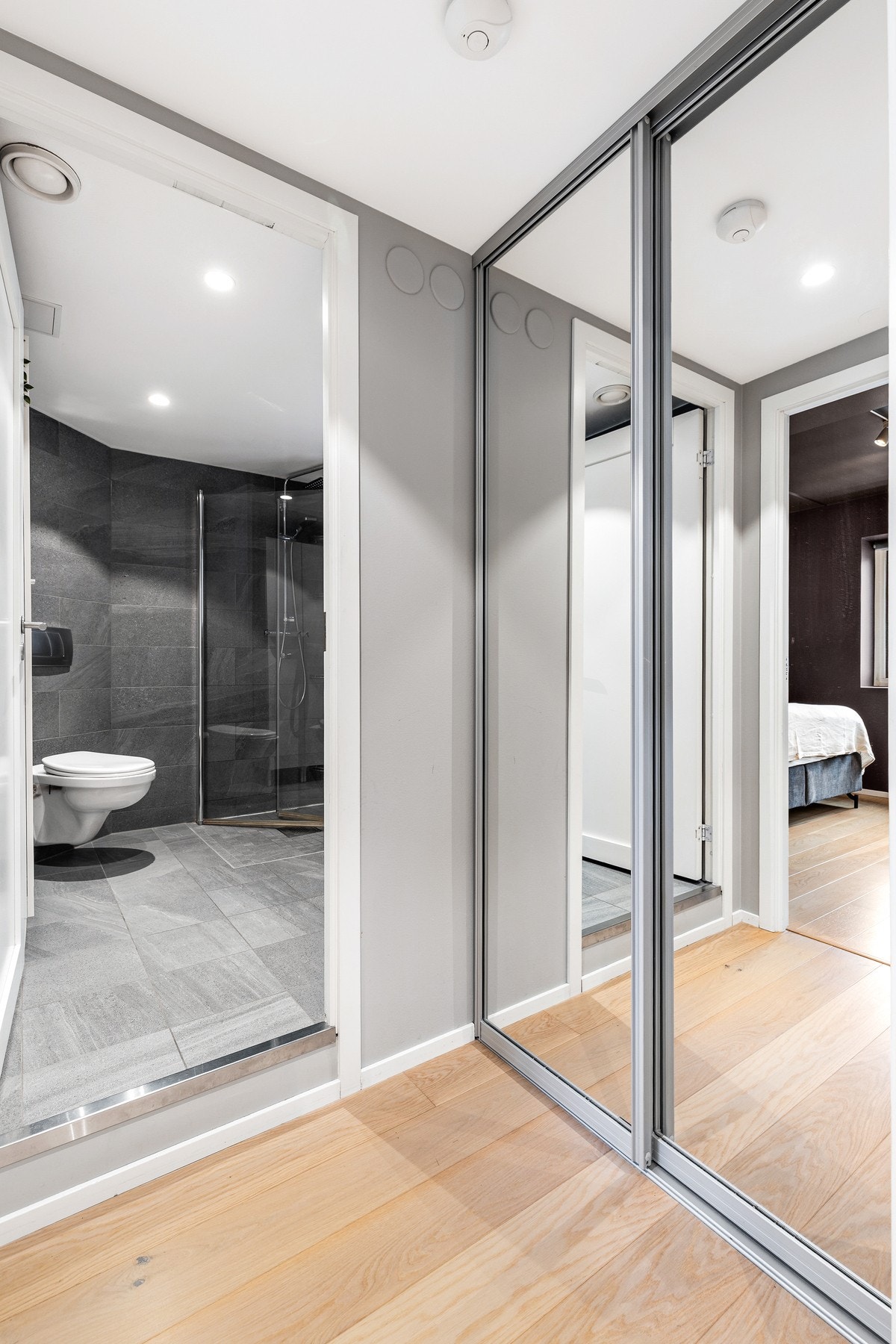 Gang med god lagringsplass bak skyvedører med speilfronter Galleribilde