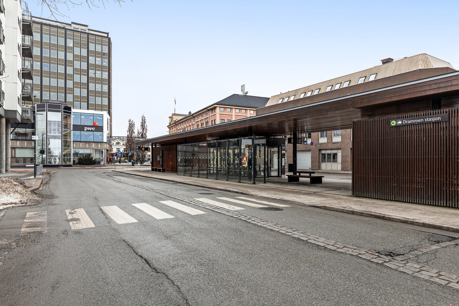 Meget godt kollektivtilbud i form av buss og tog, umiddelbar nærhet til bussknutepunkt Galleribilde