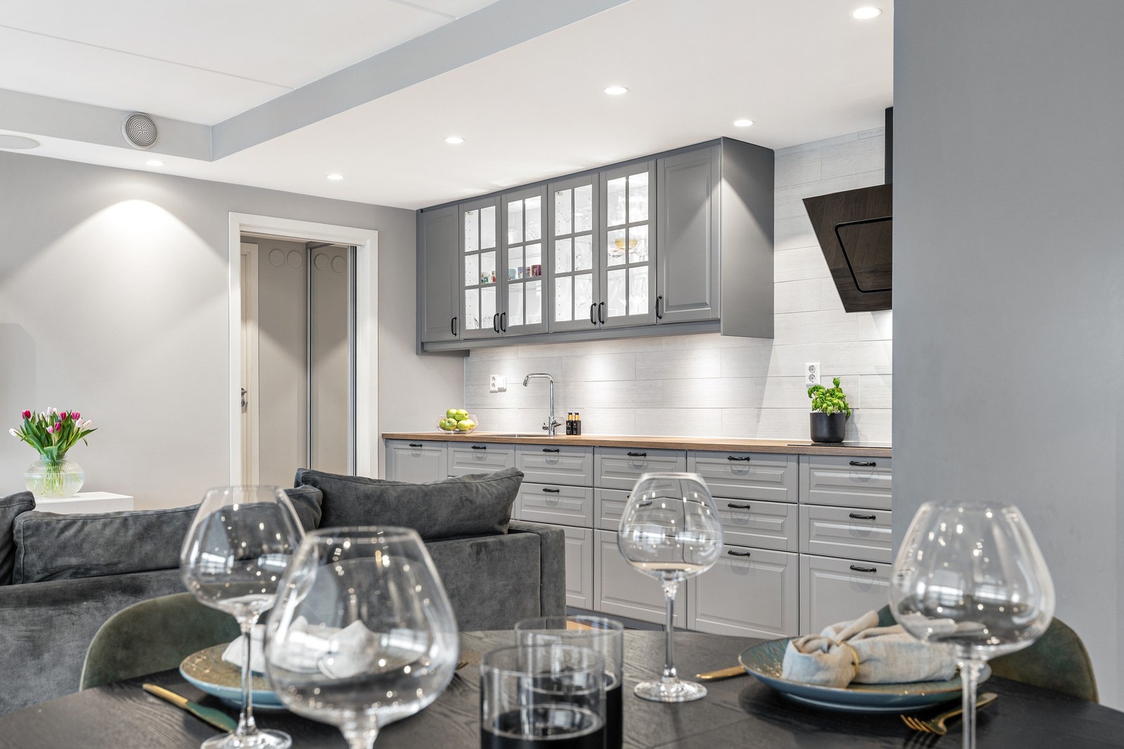 Kjøkkenet er i åpen løsningen med stuen, og rommet fremstår som et naturlig sosialt samlingspunkt med gode møbleringsmuligheter Galleribilde