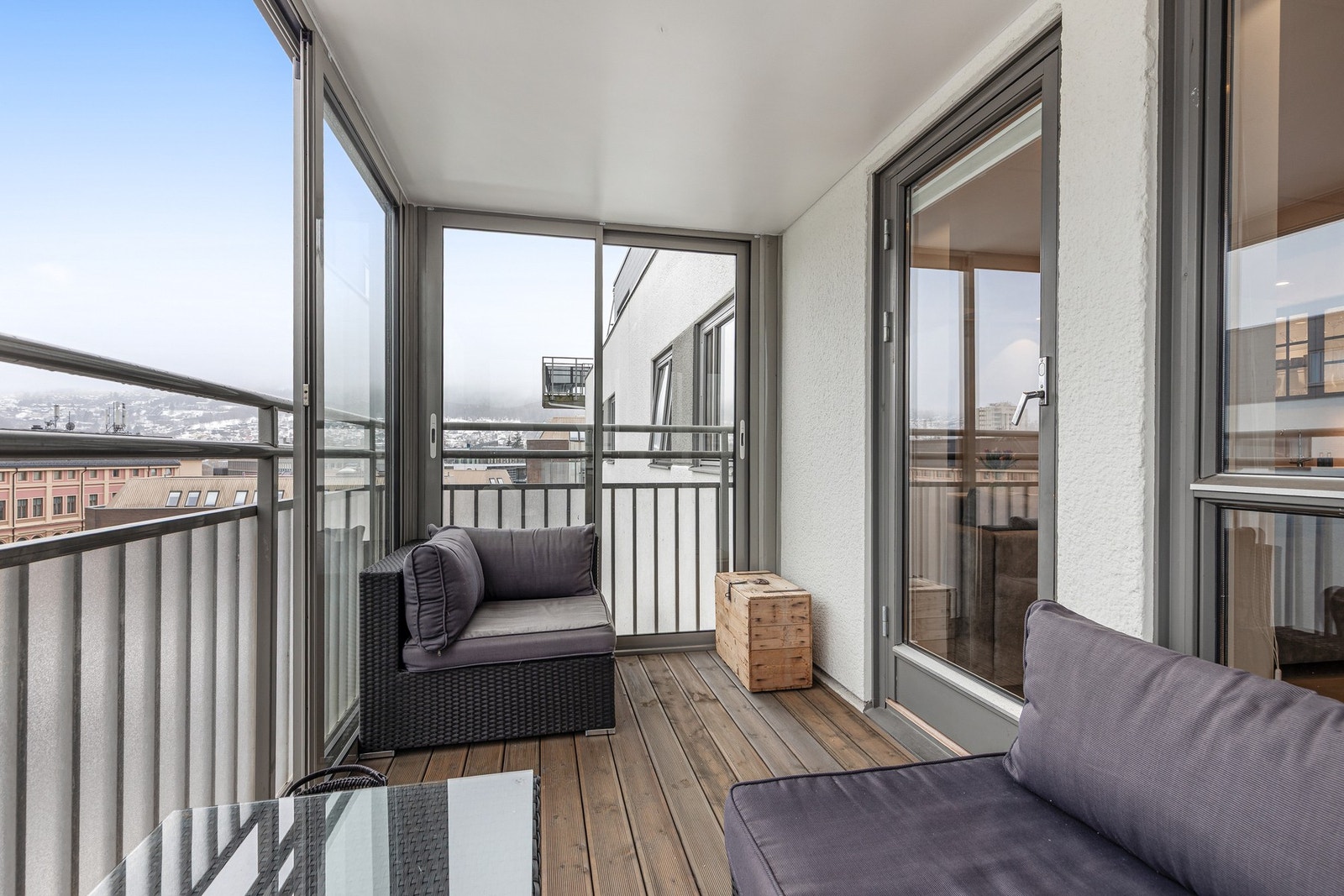 Balkongen er oppført i betong- og metallkonstruksjoner, med rekkverk av metall og glass. Gulvet er belagt med tremmegulv Galleribilde