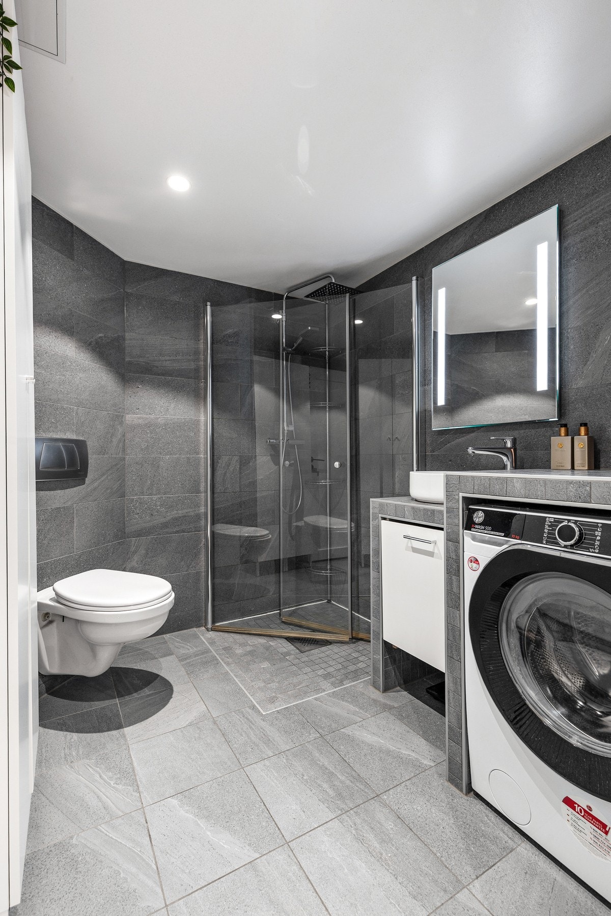 Delikat, helfliset bad oppgradert i 2019 med flis på flis og nyere sanitærutstyr Galleribilde