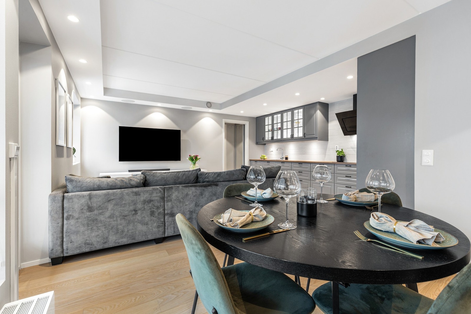 Himlingen er utstyrt med en lyskasse med dimbare downlights som gir jevn belysning, samt flere integrerte høyttalere Galleribilde