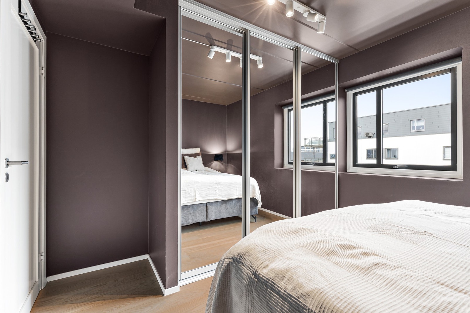 angs én vegg er det en plassbygget skyvedørsgarderobe med speilfronter, som gir rikelig med oppbevaringsplass Galleribilde