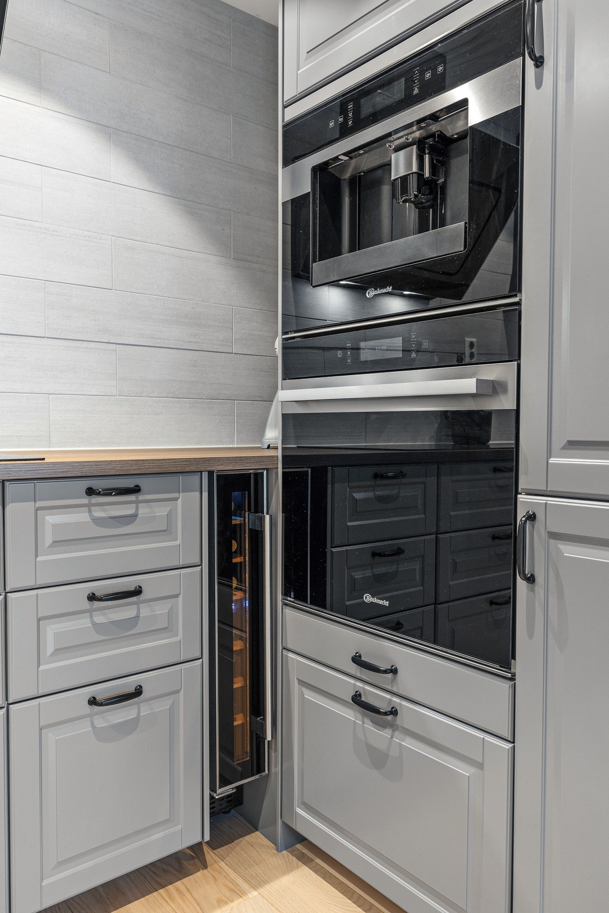 Innredningen er utstyrt med integrerte hvitevarer, herunder kjøleskap, oppvaskmaskin, induksjonstopp, stekeovn, vinskap og kaffemaskin Galleribilde