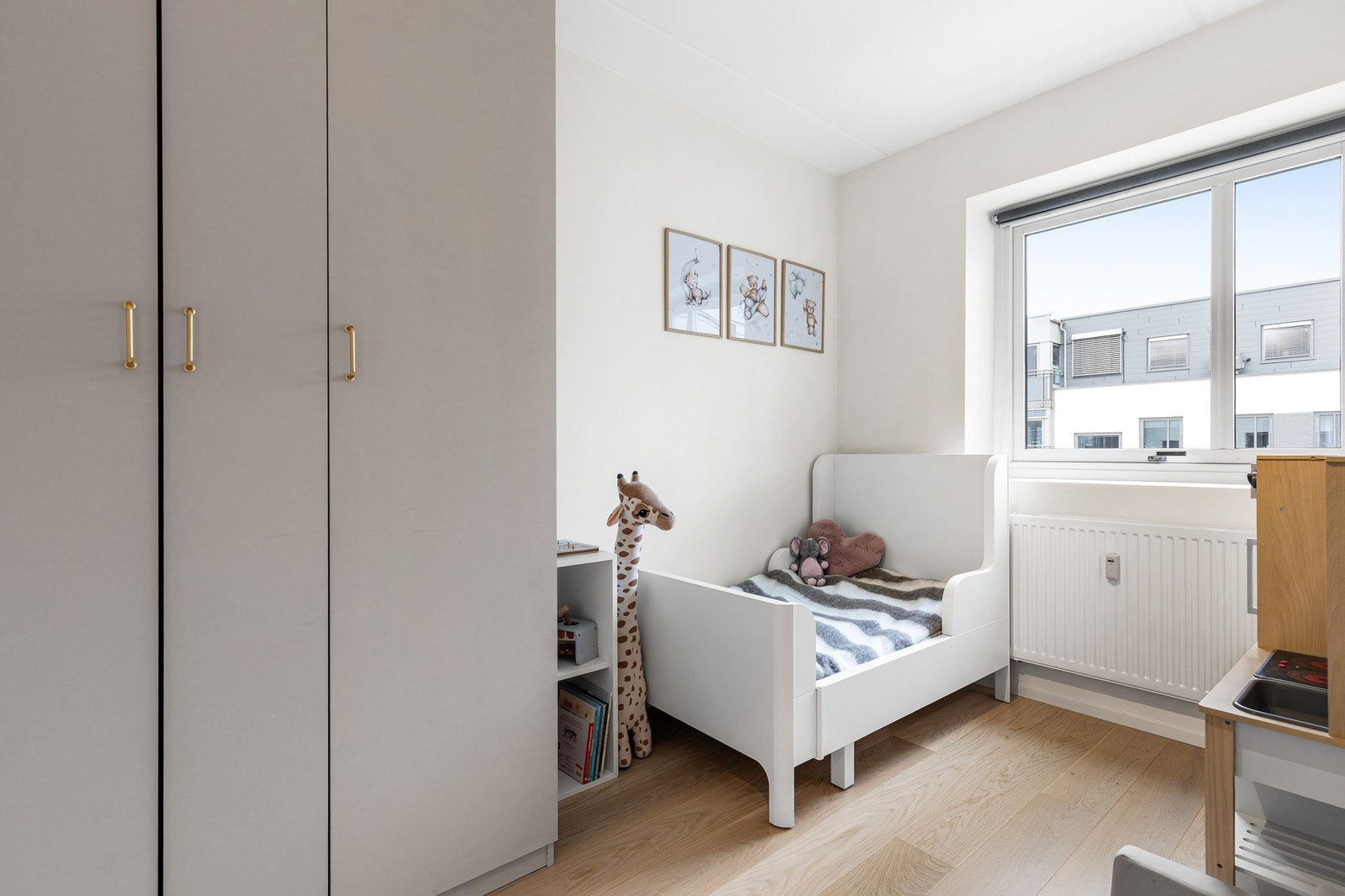 Begge soverommene har 1-stavs parkettgulv og slette veggflater Galleribilde