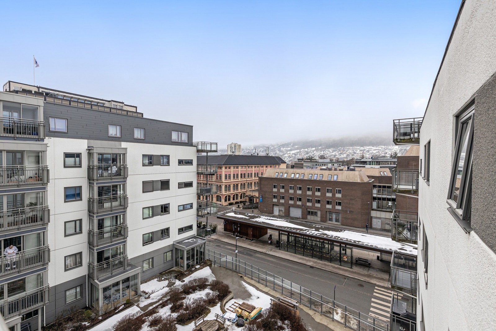 Eiendommen har tøffelavstand til bussterminal og togstasjon Galleribilde