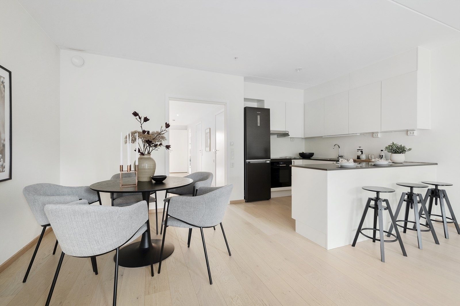 Den åpne løsningen gjør det lett å underholde gjeste under matlagingen! Galleribilde