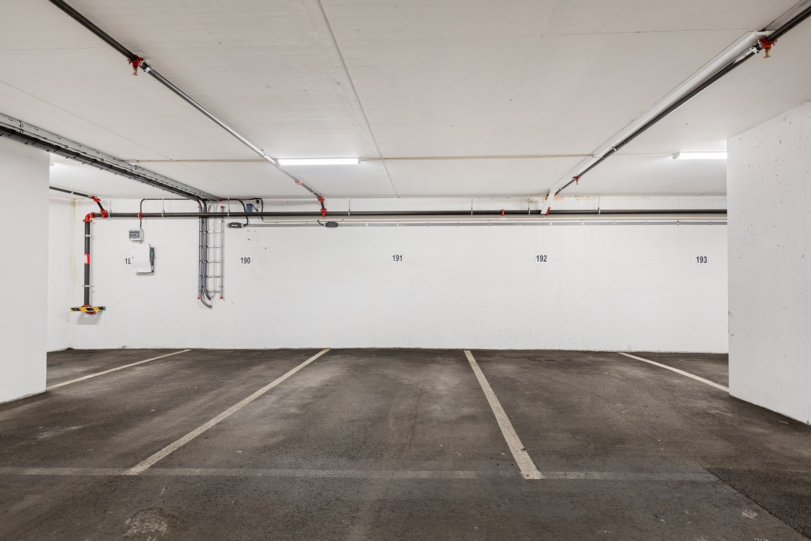 Medfølger 2 garasjeplasser, her er en av de! Galleribilde