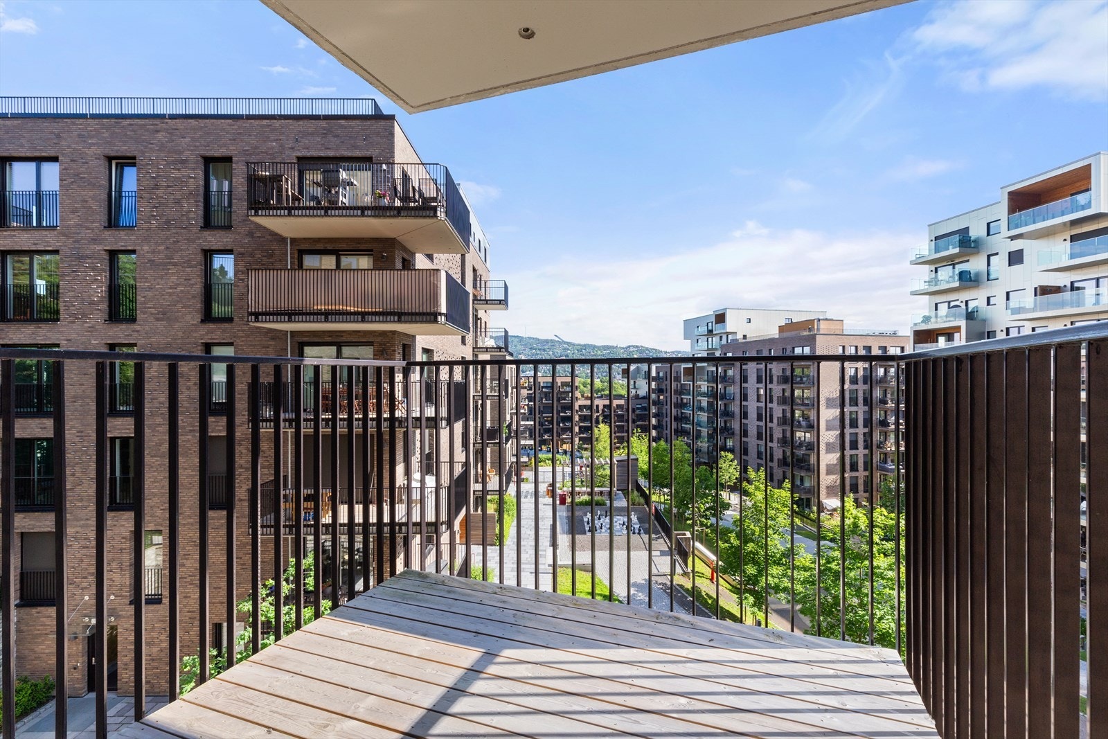 Balkongen er vendt mot rolig bakgård og har flott utsikt Galleribilde