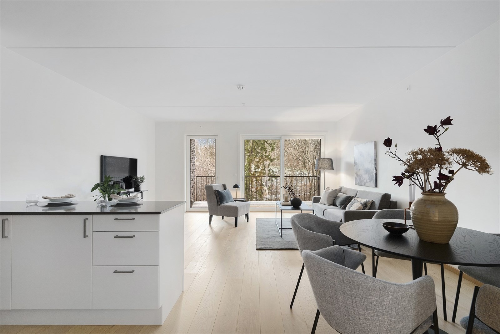 Stor innbydende stue med åpen kjøkkenløsning. Gjennomgående 1-stavs eikeparkett i leiligheten Galleribilde