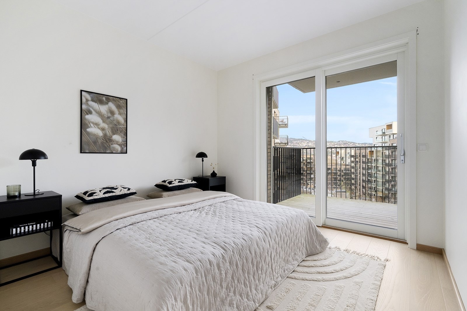 I hovedsoverommet er det god plass til dobbeltseng og nattbord hvis ønskelig Galleribilde