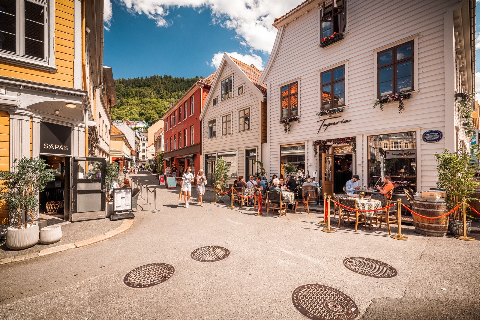 - Hyggelige Skostredet med sine mange barer og restauranter ligger også innen gangavstand - Galleribilde