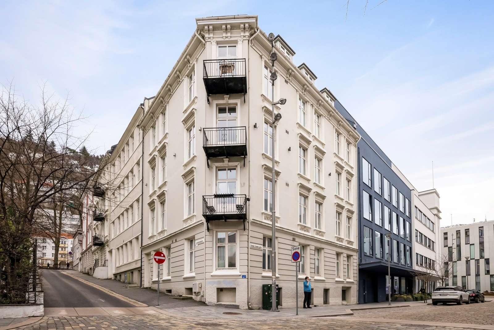 - Leiligheten ligger i en klassisk bygård fra 1901, som er delvis rehabilitert og modernisert rundt 2010/2011 - Galleribilde