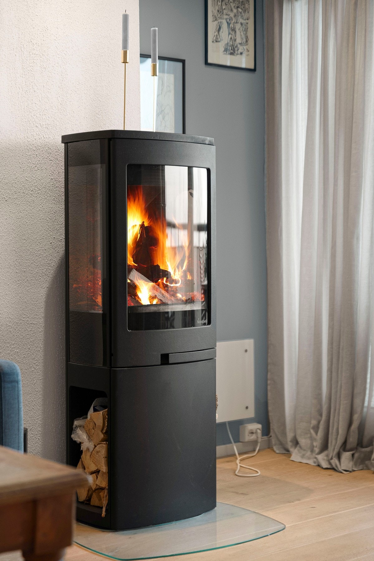 Det er satt inn en lukket peisovn med glassfronter som byr på ekstra varme og lun atmosfære på kalde dager. Galleribilde