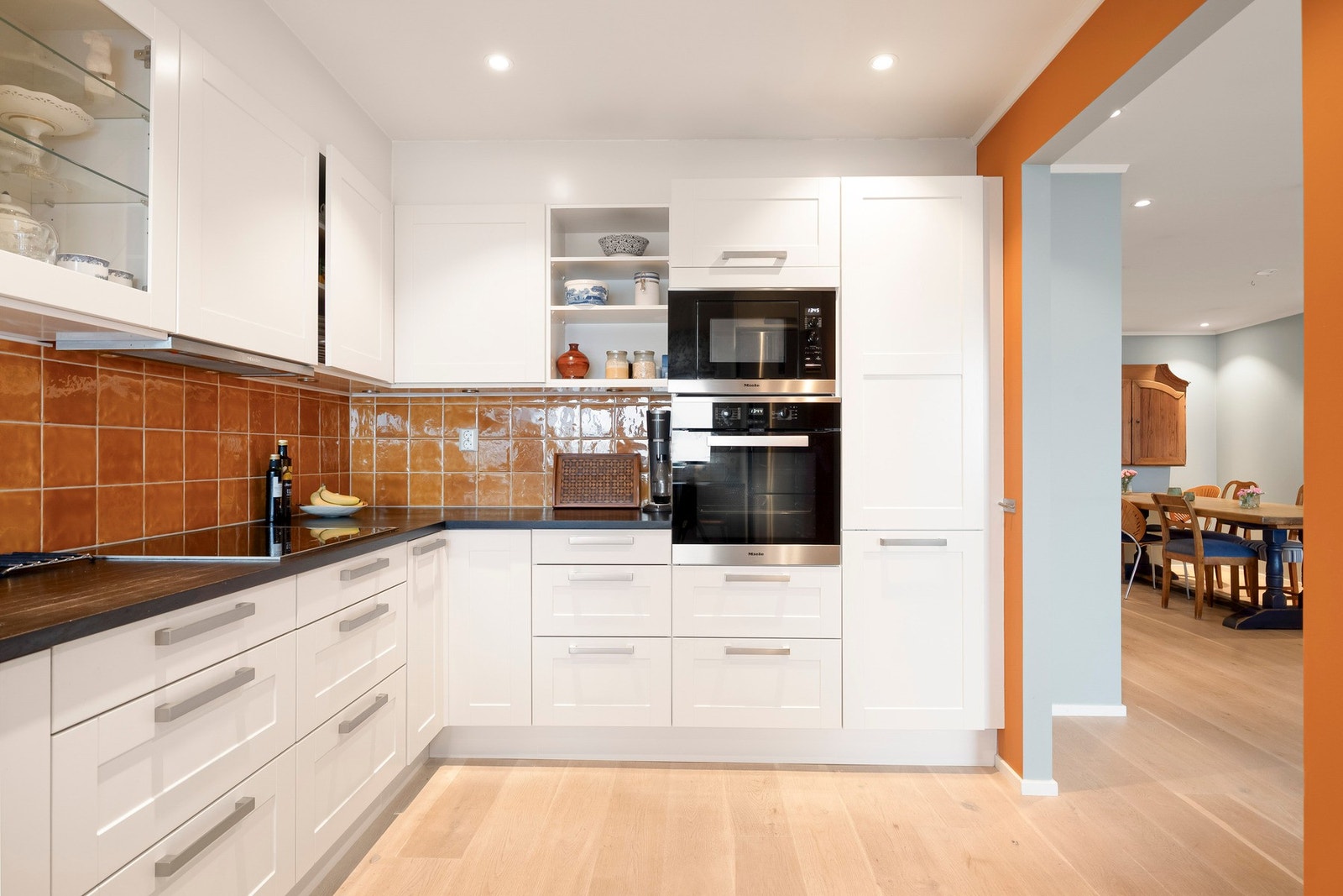 Tidløs kjøkkeninnredning fra 2015 med laminerte skrog, glatte fronter og benkeplate av heltre med nedfelt oppvaskkum. Galleribilde