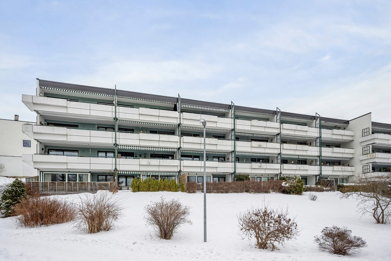 Veldrevet borettslag med fellesrom, gode parkeringsmuligheter og god vedlikeholdshistorikk. Galleribilde