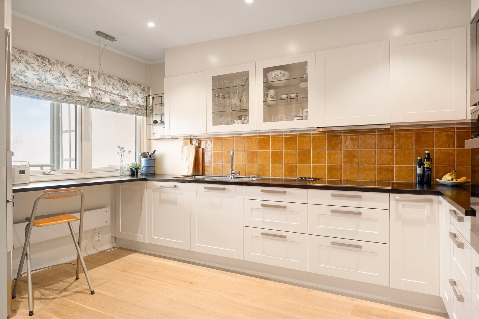 Det er god skap- og benkeplass for matlaging og oppbevaring av kjøkkenredskaper. Galleribilde