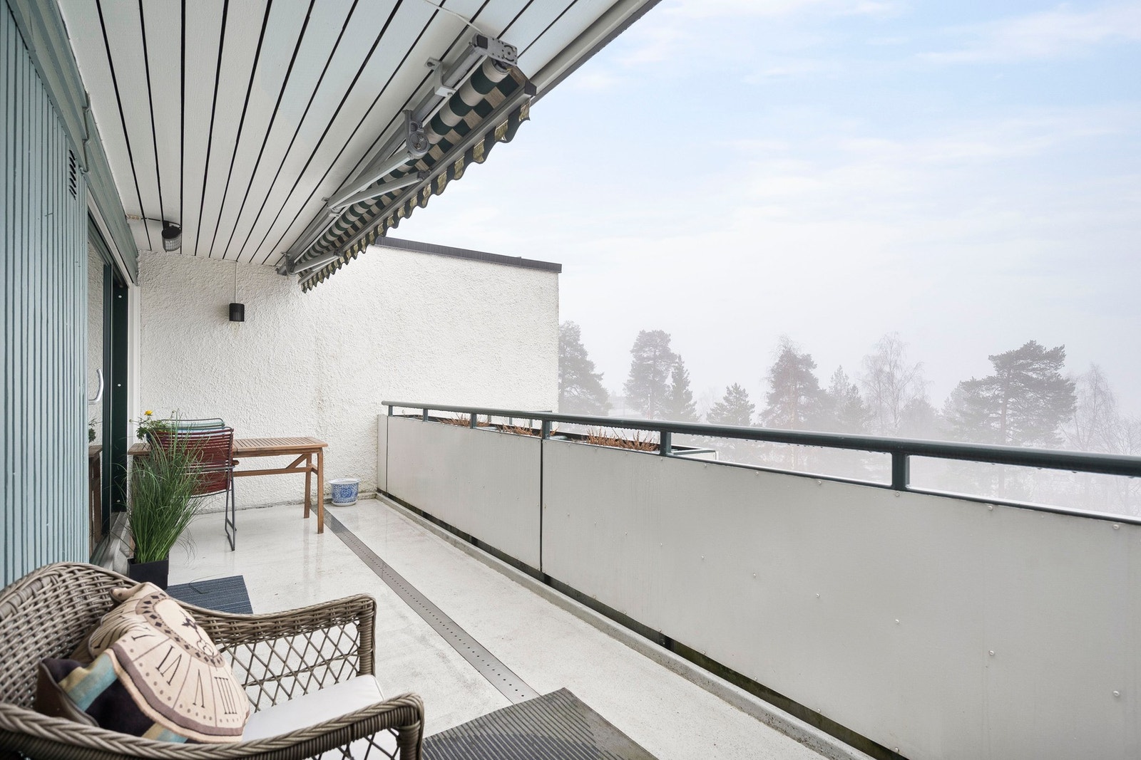 En meget pen og gjennomgående 3(4)-roms med flott beliggenhet på Østerås/Eiksmarka. Galleribilde