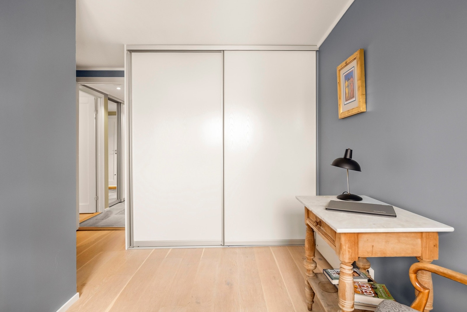 I likhet med soverommet er det satt inn en skyvedørsgarderobe, som medfølger salget. Galleribilde