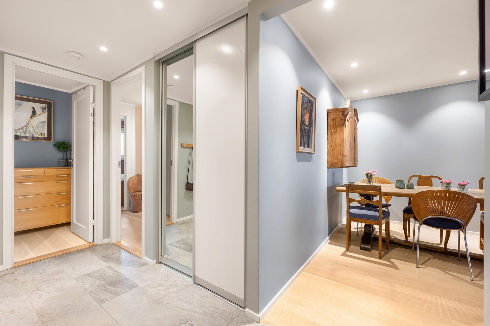 Det er satt inn en skyvedørsgarderobe med speilfronter med god plass til å henge fra seg yttertøyet. Galleribilde