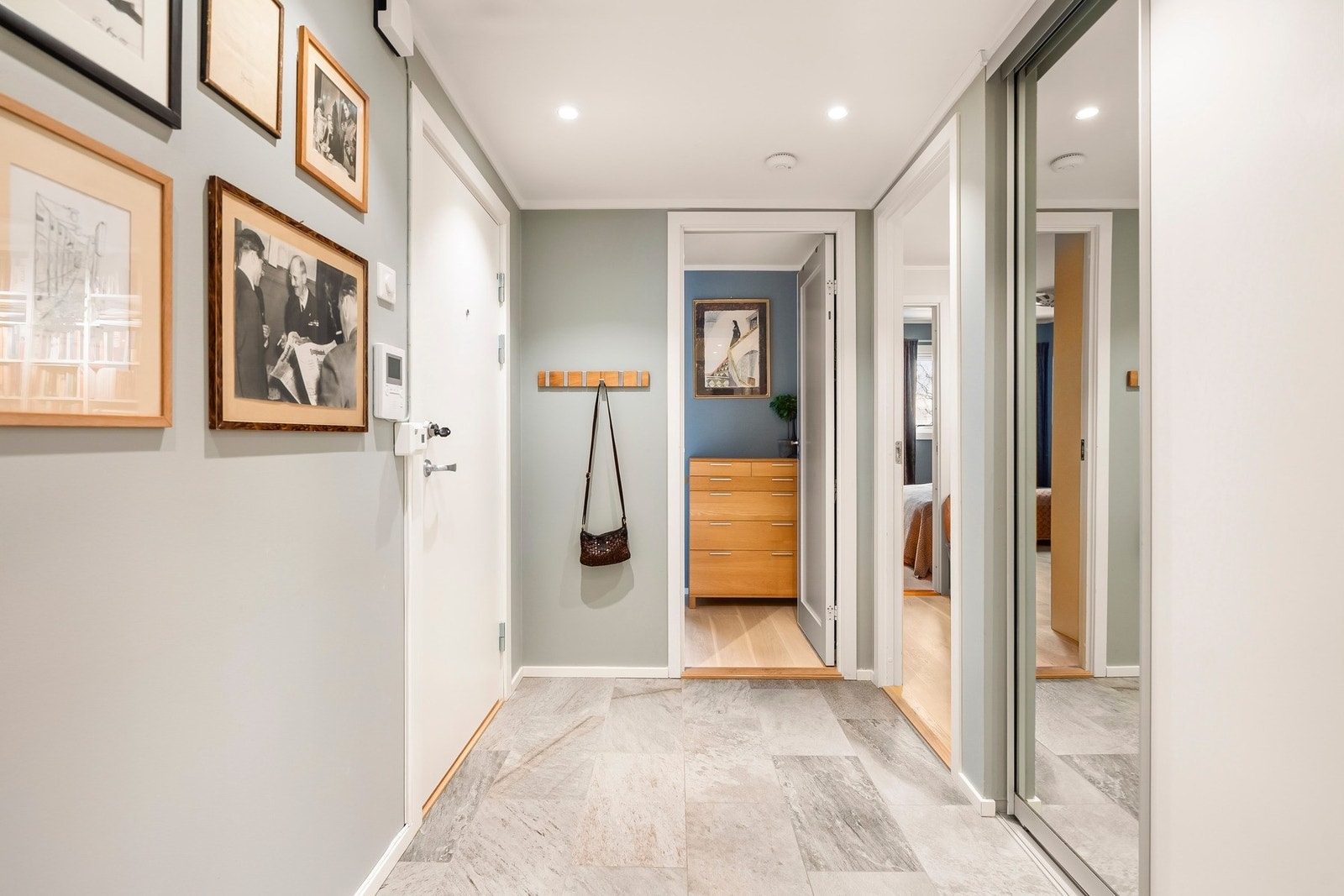 Velkommen inn! Det første som møter deg er en lys og romslig entré som gir et godt førsteinntrykk av boligen. Galleribilde