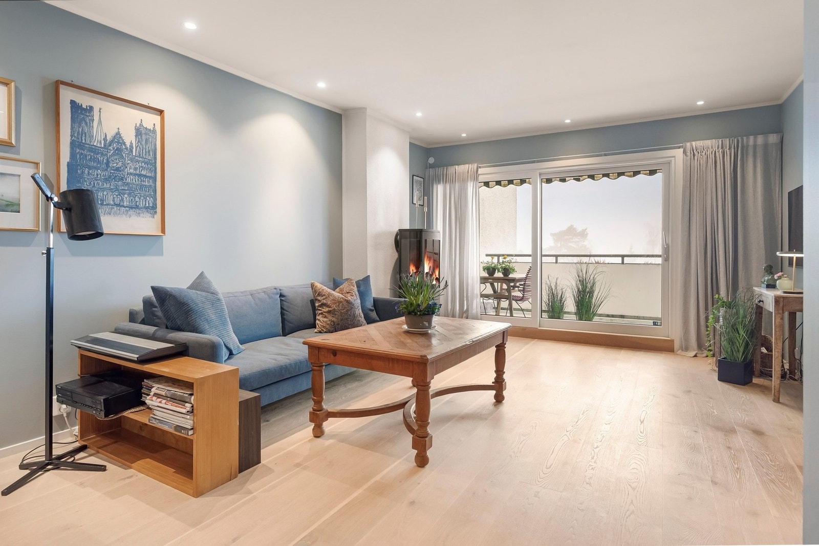 Stuen har god utforming med naturlig plass til en spisegruppe, sofa og TV med tilhørende møblement. Galleribilde