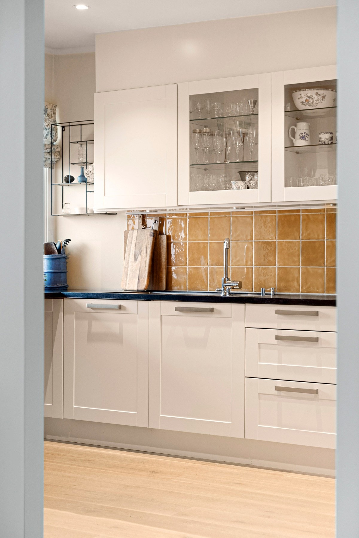 Kjøkkenet ligger i en delvis åpen og sosial løsning med stuen - perfekt for sosiale sammenkomster. Galleribilde