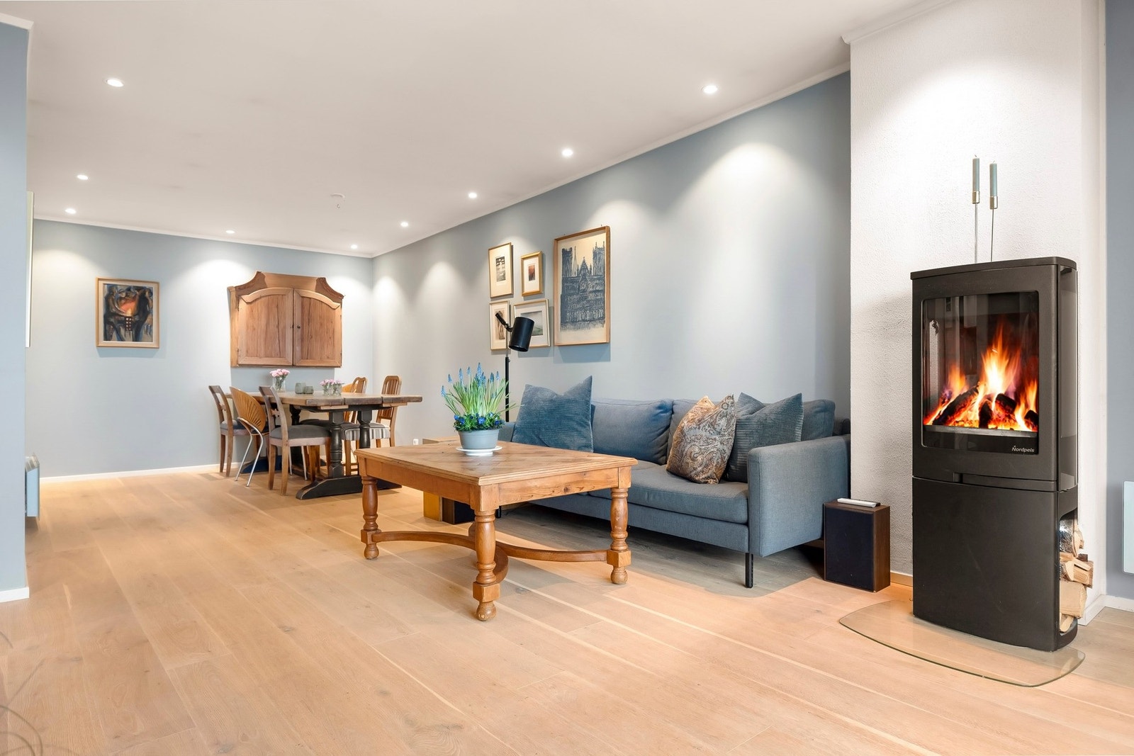 Boligens sosiale sone er lys og innbydende. Galleribilde