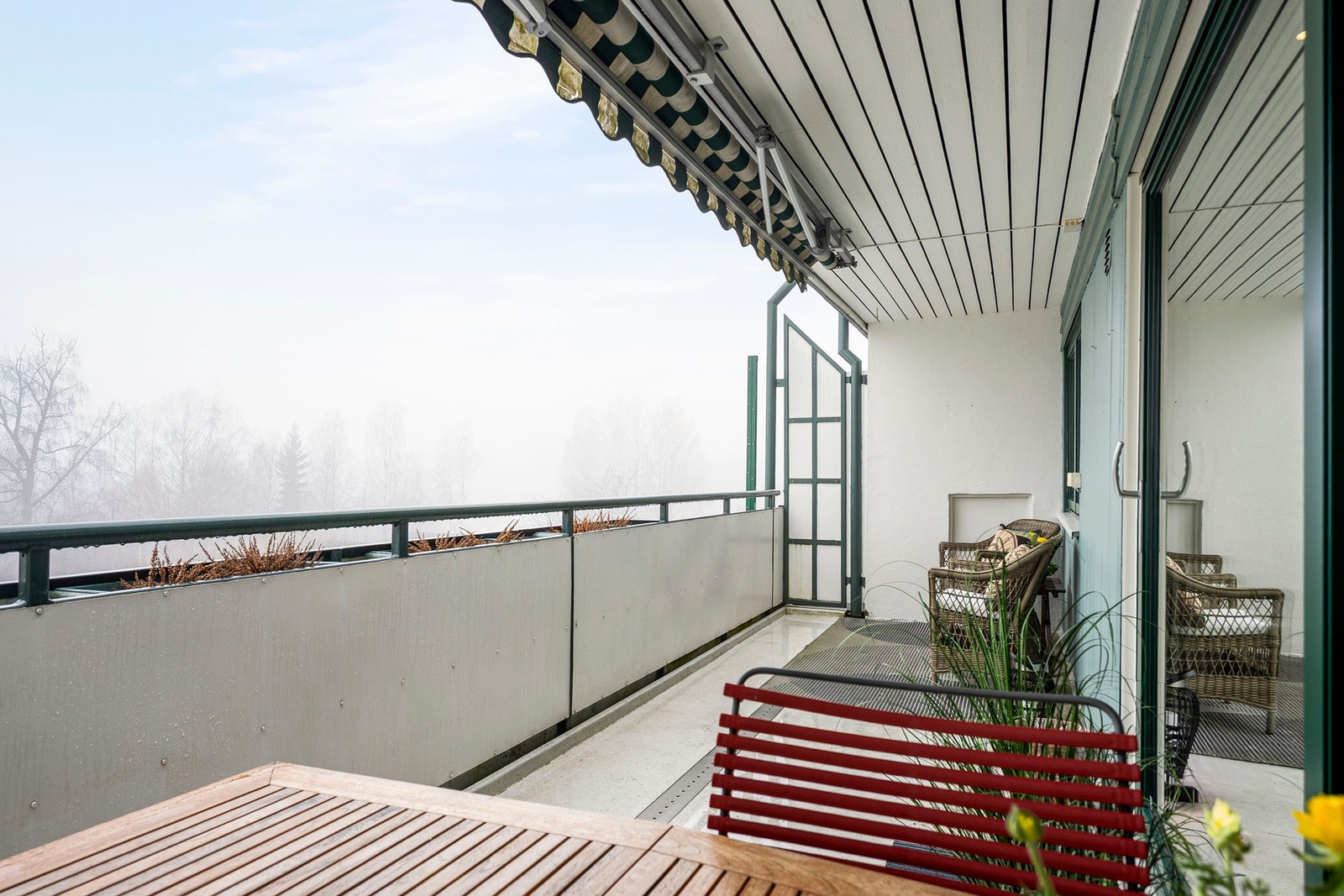 Her har du god plass til en sittegruppe, grill og dekorativ beplantning. Galleribilde